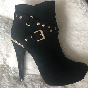 Guess booties size 8 BRAND NEW